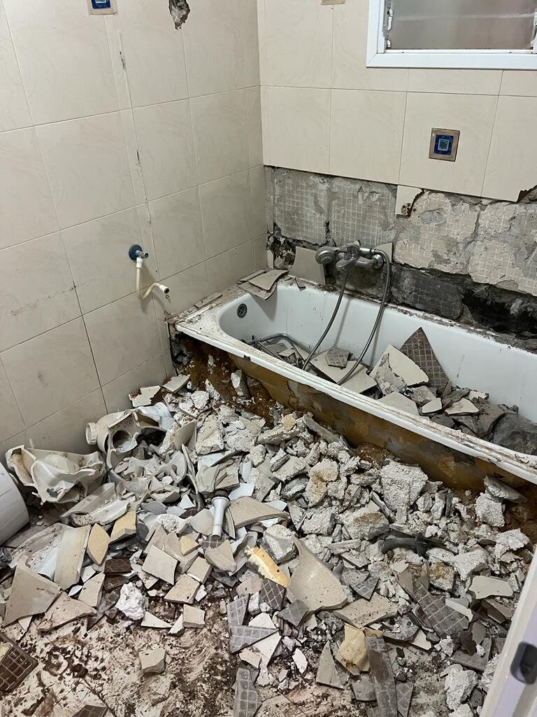 חדר רחצה במהלך פירוק התשתיות והחיפויים הישנים